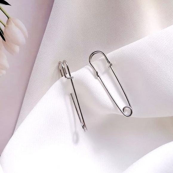 🔵𝟲𝟱%𝗢𝗙𝗙 𝗯𝘂𝗻𝗱𝗹𝗲𝘀 𝟯+🔵 NEW Kilt Safety Pin Punk Drop Earrings - Picture 5 of 14